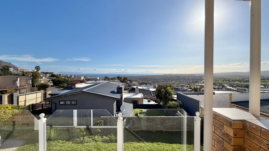 3 Bedroom Property for Sale in Mountainside Western Cape